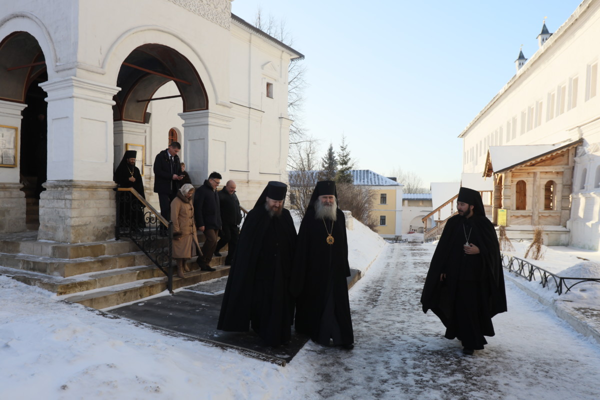 Саввино сторожевский монастырь расписание богослужений. Братия Саввино Сторожевского монастыря. Игумен Феоктист Саввино Сторожевский монастырь. Настоятель Саввино-Сторожевского монастыря Кадиллак. Братия Саввино Сторожевского монастыря фото.