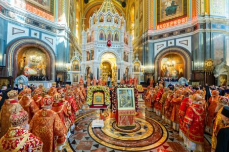 Наместник монастыря сослужил Предстоятелю Русской Церкви в день памяти равноапостольных Мефодия и Кирилла