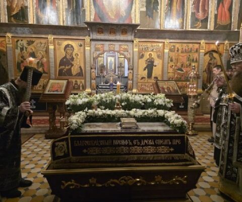 В Обители прошли уставные богослужения Великой Пятницы с выносом Плащаницы и чином погребения