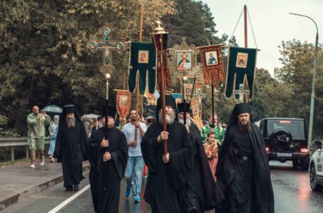 Крестный ход от храма блгв. кн. Александра Невского в Саввино-Сторожевский монастырь.